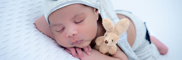 Bébé avec peluche