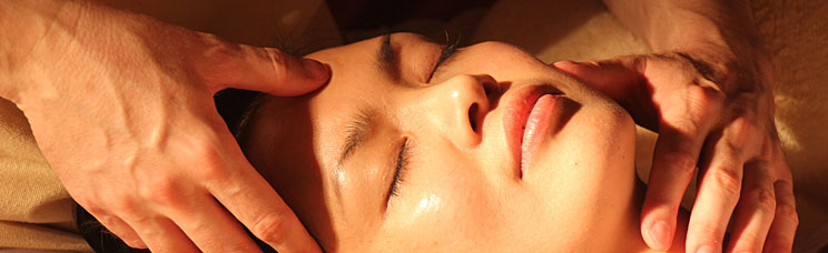 Massage du visage pendant l'initiation